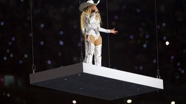 Beyoncé se presenta durante el espectáculo de medio tiempo del partido entre los Baltimore Ravens y los Houston Texas en el NRG Stadium el 25 de diciembre de 2024 en Houston, Texas.