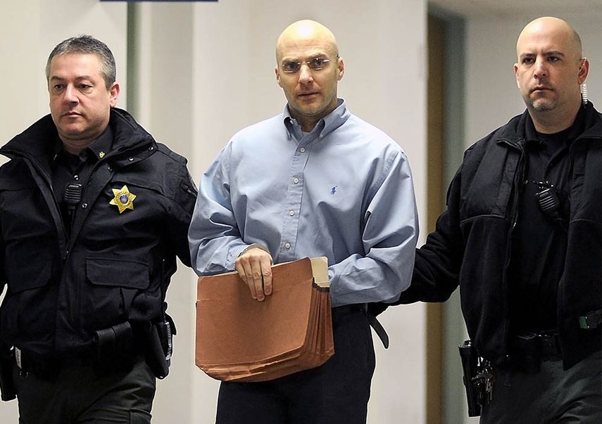 Hugo Selenski es llevado a la corte del Condado de Luzerne en Wilkes-Barre, Pennsylvania el miércoles 18 de febrero de 2015, para el segundo día de sentencias en su juicio por doble homicidio. (AP)