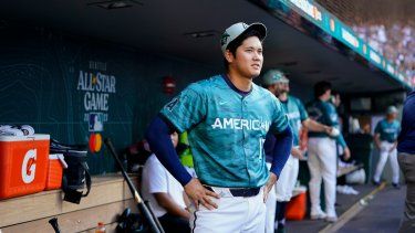El lanzador de la Liga Americana Shohei Ohtani, de los Angelinos de Los Ángeles, observa desde el banquillo en la quinta entrada del juego de estrellas de la MLB en Seattle, el martes 11 de julio de 2023. La Liga Nacional derrotó a la Liga Americana 3-2.&nbsp;