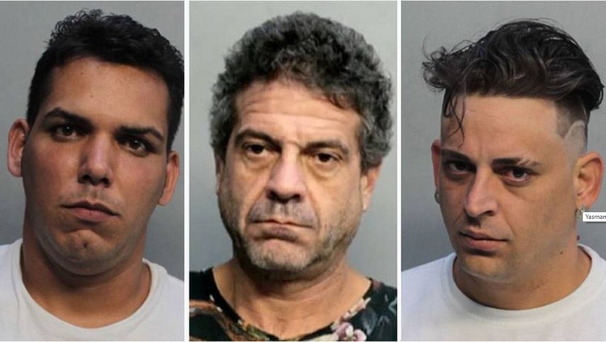 Los sospechosos enfrentan numerosos cargos, entre otros&nbsp;hacerse pasar por agentes de policía.