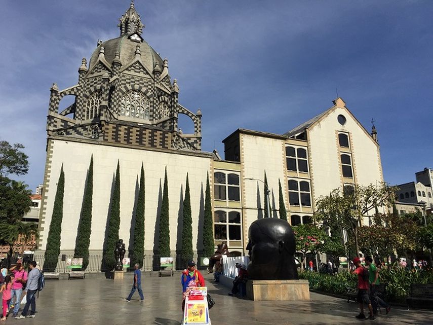 Las piezas de Botero adornan la plaza de San Antonio. (J.HDEZ.) 