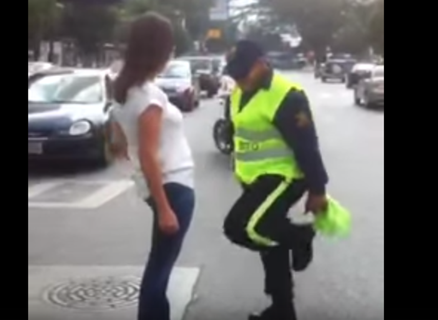 Machado bailando con un oficial de policía. (Captura de pantalla)