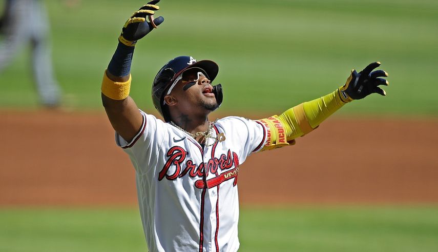El venezolano Ronald Acuña Jr., de los Bravos de Atlanta, festeja luego de conectar un jonrón en el primer inning del encuentro ante los Piratas de Pittsburgh, el sábado 22 de mayo de 2021