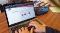 Internet facilita la transmisión de información, las compras y las ventas. Internet facilita la transmisión de información, las compras y las ventas.