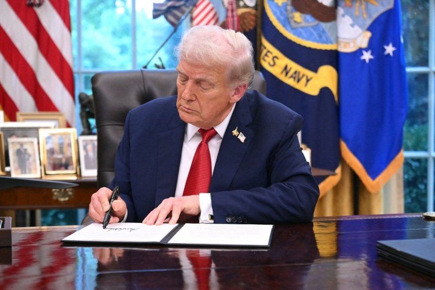 El presidente de Estados Unidos, Donald Trump, firma un memorando para implementar la pena de muerte en Washington, DC, en la Oficina Oval de la Casa Blanca el 25 de septiembre de 2025.