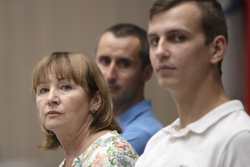 Vyacheslav Volyvach (atrás C) y Olha Tabachuk (izquierda), hermano y madre de Serhiy Tabachuk (no sale en la foto) que ha sido detenido en la región de Zaporizhia mientras evacuaba personas, junto a Ihor Talalay (derecha), testigo ucraniano de los centros de filtración rusos, mientras asisten a una discusión con el título La filtración como frente invisible de la agresión de Rusia contra Ucrania en la sede de la OSCE en Viena el 27 de julio de 2022.&nbsp;