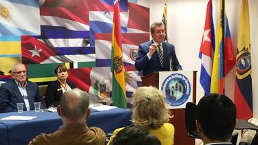 Carlos S&aacute;nchez Berza&iacute;n habla durante una conferencia en Miami.