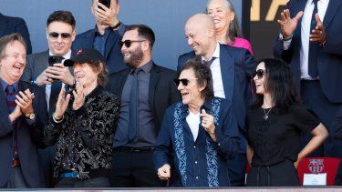 Mick Jagger y Ronnie Wood de los Rolling Stones junto a la esposa de Wood Sally Humphreys en el encuentro del Barcelona ante el Real Madrid en la liga española, el sábado 28 de octubre del 2023.&nbsp;