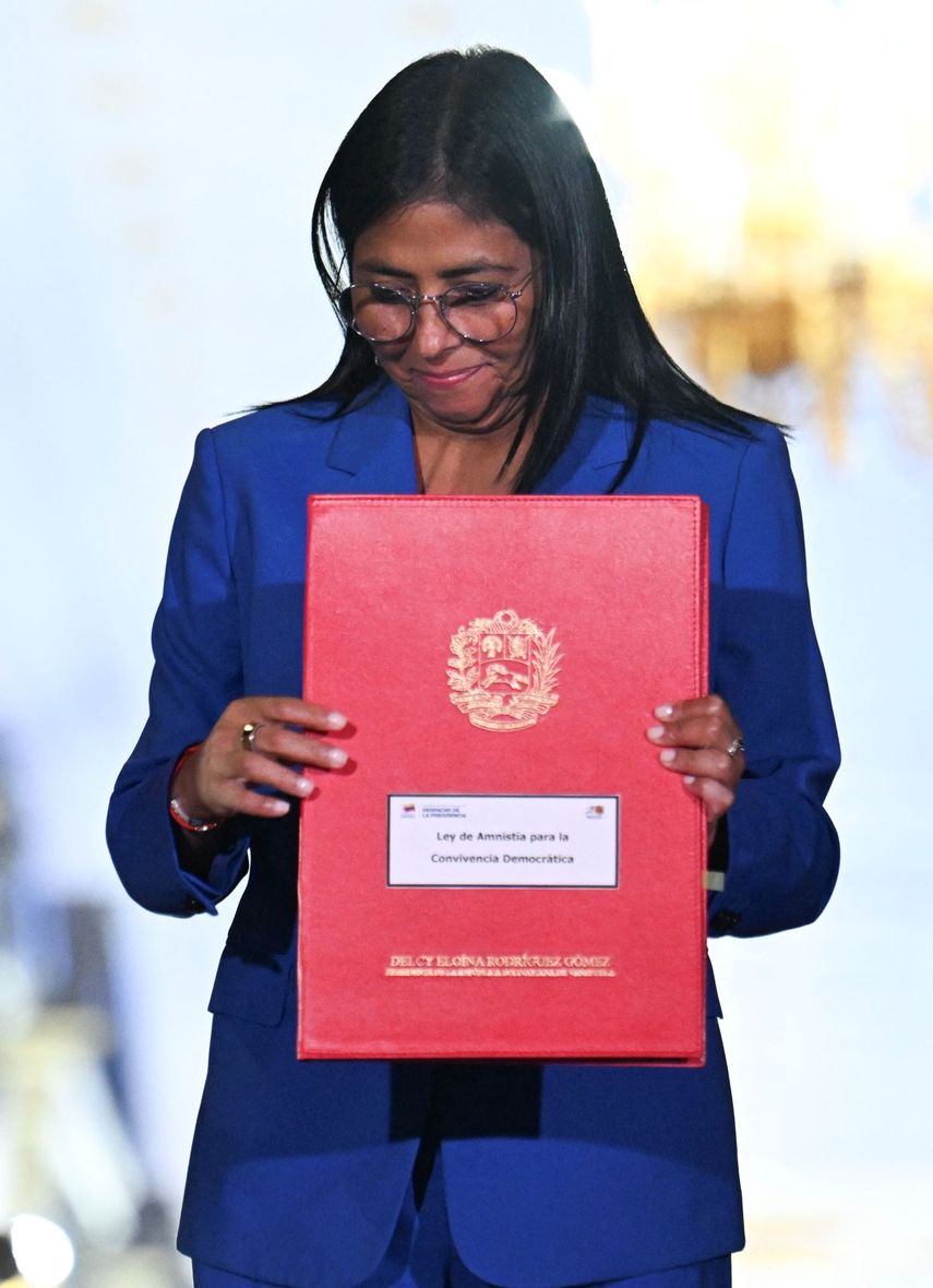 Delcy Rodríguez, sostiene la ley de amnistía aprobada en el Palacio de Miraflores en Caracas el 19 de febrero de 2026.