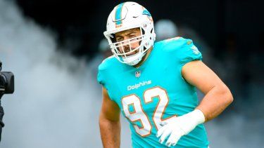 El defensive tackle de los Dolphins de Miami, Zach Sieler, es presentado ante los fanáticos y corre hacia el campo, el 25 de diciembre de 2022.
