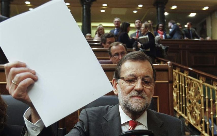 El presidente del Gobierno, Mariano Rajoy, durante el pleno del Congreso que debate esta tarde la proposición de ley del Parlamento de Cataluña que pide la transferencia a la Generalitat de la competencia para convocar la consulta soberanista. (EFE)