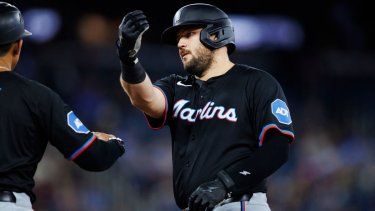 El toletero Jake Burger, en ese entonces de los Marlins de Miami, reacciona tras conectar un sencillo impulsor ante los Azulejos de Toronto, el 27 de septiembre de 2024.