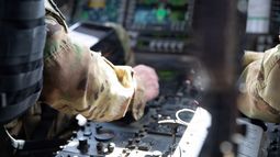 La tripulación de un helicóptero UH-60 Blackhawk se prepara para un vuelo durante la Operación Furia Épica. La tripulación de un helicóptero UH-60 Blackhawk se prepara para un vuelo durante la Operación Furia Épica.