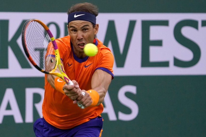 Rafael Nadal devuelve ante Carlos Alcaraz en las semifinales del Abierto de Indian Wells, el sábado 19 de marzo de 2022.&nbsp;