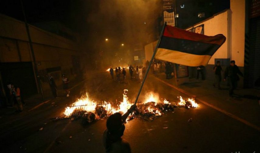 Cacerolazos, disturbios, barricadas y pequeños incendios de basura que cortaban las principales vías, se registraron este lunes en varias zonas del oeste de la capital venezolana.