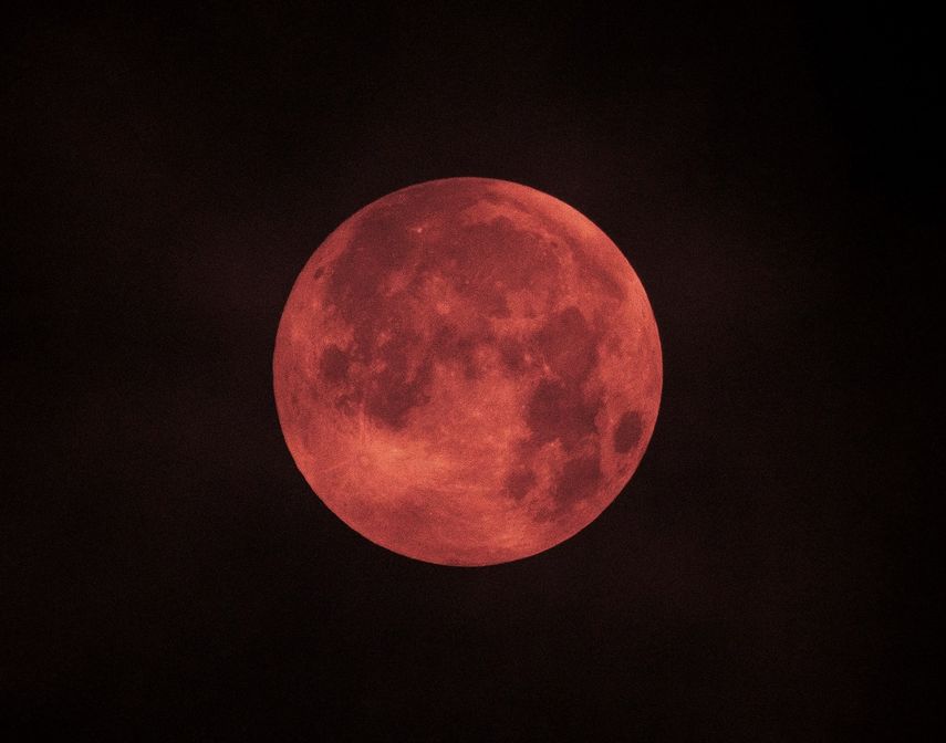 Popularmente este tipo de eclipses se conocen como luna de sangre porque la luna adquiere una tonalidad rojiza.