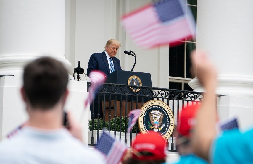 El presidente de Estados Unidos, Donald Trump, habla desde el p&oacute;rtico sur de la Casa Blanca en Washington, DC durante un mitin el 10 de octubre de 2020.