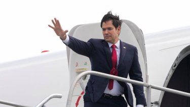 El secretario de Estado de Estados Unidos, Marco Rubio, saluda mientras aborda un avión para iniciar su gira diplomática.