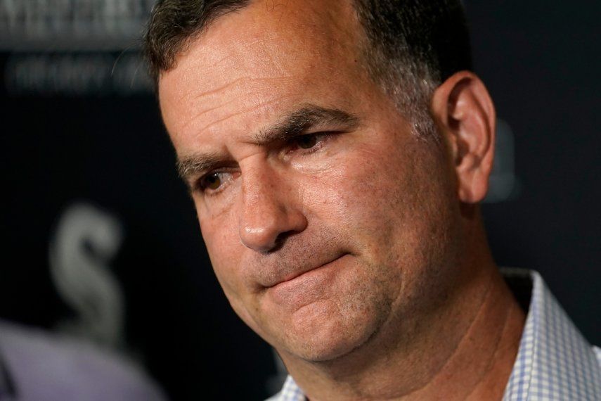 Rick Hahn, gerente general de los Medias Blancas de Chicago, escucha una pregunta de un reportero antes del juego del 7 de agosto de 2023, ante los Yanquis de Nueva York&nbsp;