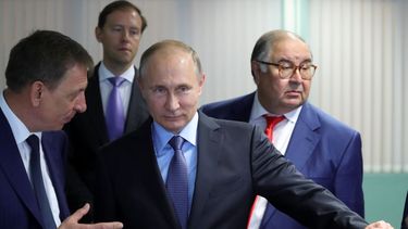 El presidente ruso, Vladimir Putin (centro), escucha al director de Lebedinsky GOK, Oleg Mikhailov (izquierda), mientras el empresario y fundador de USM Holdings, Alisher Usmanov (derecha), y el ministro de Industria y Comercio, Denis Manturov, están detrás de él durante una visita al Lebedinsky GOK JSC, en Gubkin, Rusia.