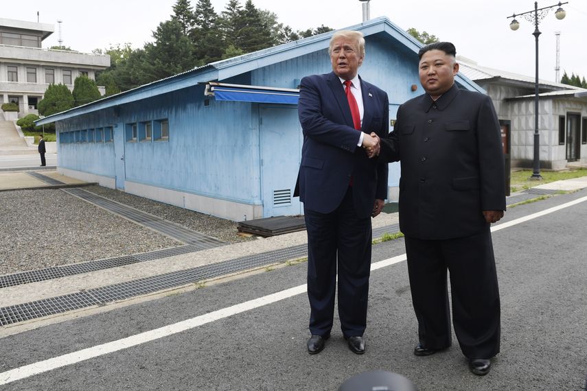 Foto de archivo, 30 de junio de 2019, del presidente estadounidense Donald Trump, izquierda, con el líder norcoreano Kim Jong Un en Panmunjom, la aldea en la zona desmilitarizada entre las dos Coreas.&nbsp;