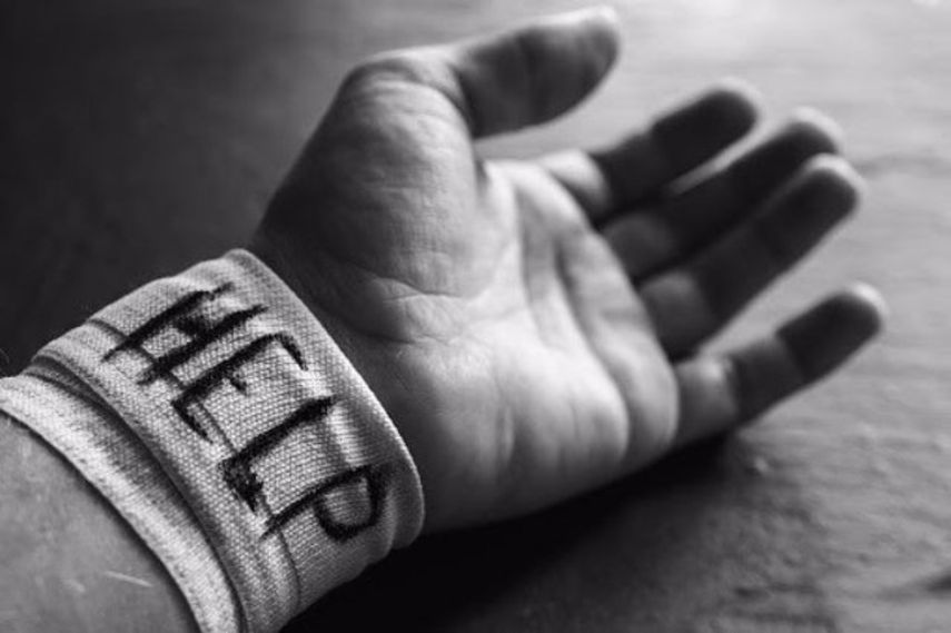 Persona con intención de suicidio pidiendo ayuda