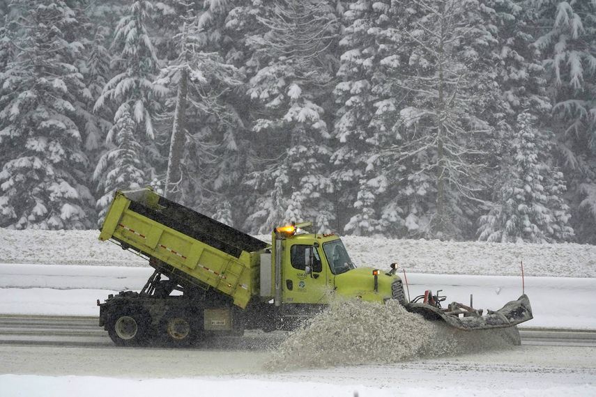 Una máquina quitanieves del Departamento de Transporte de Washington trabaja en un tramo de la autopista interestatal 90 el jueves 9 de diciembre de 2021, cerca de Snoqualmie Pass en el estado de Washington.&nbsp;