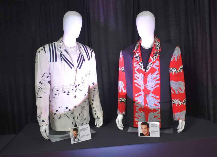 Piezas de la exhibición que celebra en Cuba Nostalgia los 50 años de vida artística de Willy Chirino.&nbsp;