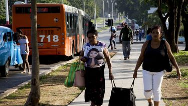 Dos mujeres cargan una bolsa después de llegar en autobús a La Habana, Cuba, el jueves 27 de junio de 2019.&nbsp;