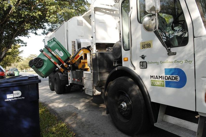 Camiones del servicio de basura de Miami-Dade.