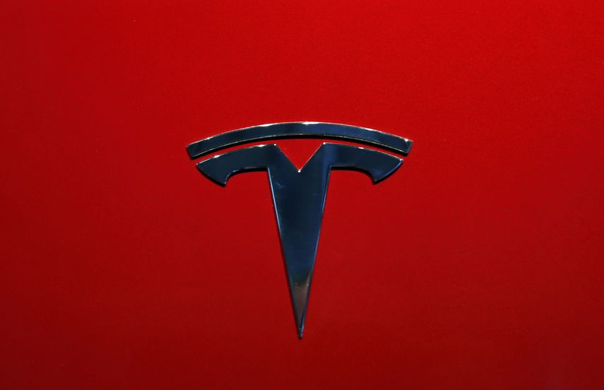 Logotipo de Tesla en un evento de autos en París. &nbsp;