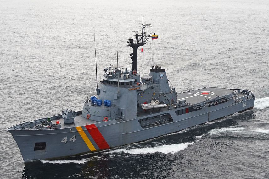 La tripulación del buque hizo un llamado de auxilio a la Armada que desplazó a la zona personal de búsqueda y rescate.