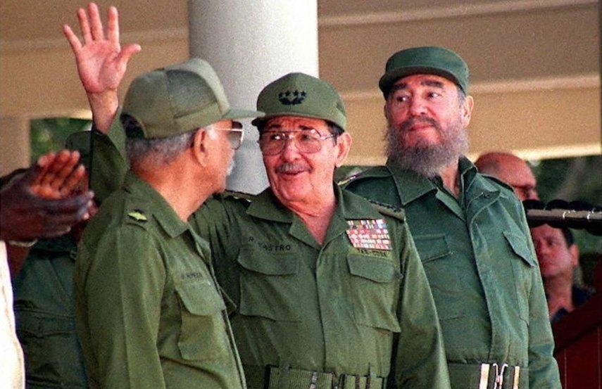 El Ministro de las Fuerzas Armadas de Cuba, Raúl Castro (C), su hermano y el dictador cubano Fidel Castro (der) y el Comandante cubano Juan Almeida (izq).