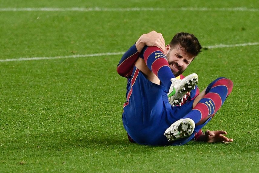 El defensa español del Barcelona, ​​Gerard Piqué, se toca la rodilla durante la semifinal de la Copa del Rey de España en la segunda etapa del partido de fútbol entre el FC Barcelona y el Sevilla FC en el estadio Camp Nou de Barcelona el 3 de marzo de 2021.&nbsp;
