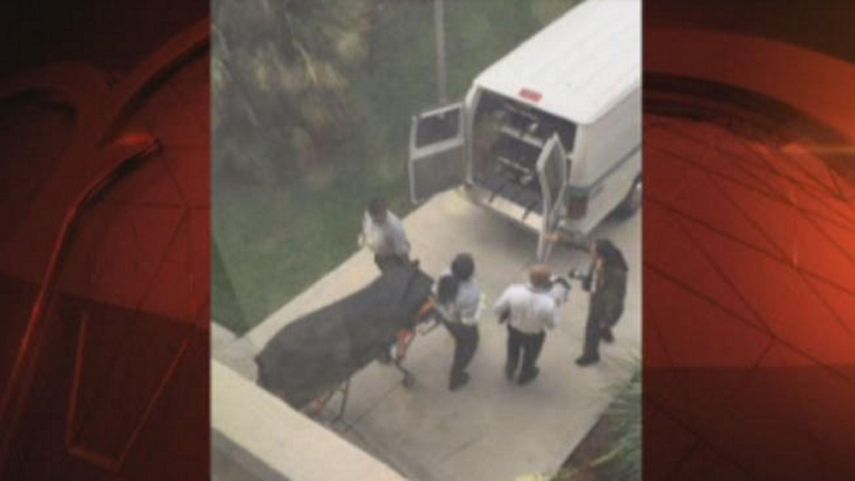 La imagen tomada de NBC 6 News muestra el momento en que retiraban el cuerpo del dormitorio en la Universidad Internacional de la Florida, en Miami.