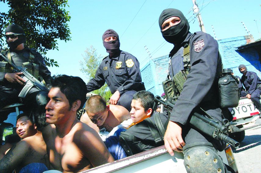 Miembros de la pandilla Mara Salvatrucha son dete nidos por la policía salvadoreña.
