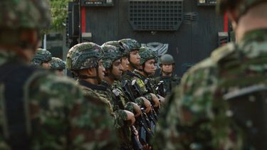 Militares de Colombia se preparan para patrullar las calles tras los recientes enfrentamientos entre guerrillas en el Norte de Santander el 20 de enero de 2025