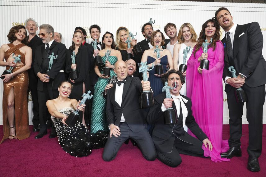 Aubrey Plaza, Bruno Gouery, Michael Imperioli, F. Murray Abraham, Beatrice Granno, Will Sharpe, Adam DiMarco, Simona Tabasco, Jennifer Coolidge, Federico Ferrante, Eleonora Romandini, Leo Woodall, Meghann Fahy, Sabrina Impacciatore, Theo James, Haley Lu Richardson, Jon Gries, Paolo Camilli, y Francesco Zecca del elenco de The White Lotus ganadores del premio al mejor elenco en una serie de drama, uno de los momentos más memorables de la 29a entrega anual de los Premios del Sindicato de Actores. &nbsp;