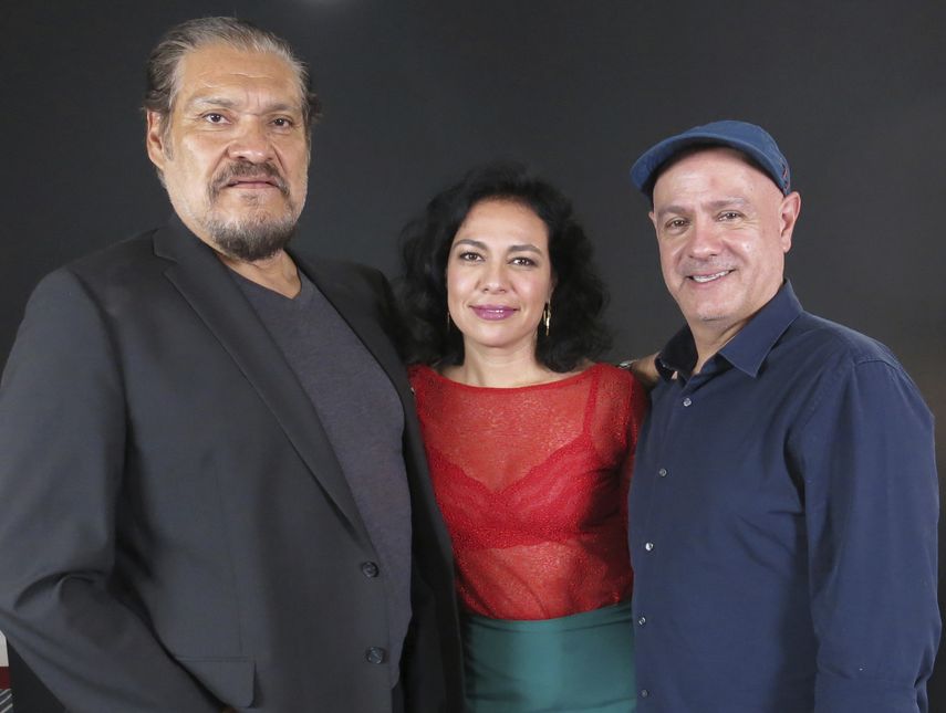 En esta fotografía del 28 de agosto de 2019 los actores Joaquín Cosio,  izquierda, y Giovanna Zacarías, centro, posan con el director Alejandro  Springall de la película mexicana Sonora en la Ciudad de México.