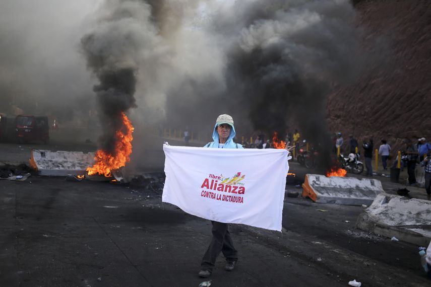 Honduras&nbsp;vive un ambiente de máxima tensión por la violencia desatada desde el miércoles con protestas en las calles.&nbsp;