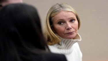 La actriz estadounidense Gwyneth Paltrow mira antes de salir de la sala del tribunal en Park City, Utah, el 21 de marzo de 2023, donde está acusada en una demanda de chocar contra un esquiador durante unas vacaciones familiares de esquí en 2016, dejándolo con daño cerebral y cuatro costillas rotas.