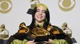Billie Eilish posa en la sala de prensa tras ganar cinco premios Grammy, a mejor &aacute;lbum y mejor &aacute;lbum pop vocal por We All Fall Asleep, Where Do We Go?, mejor canci&oacute;n y mejor grabaci&oacute;n por Bad Guy, y mejor nuevo artista, el domingo 26 de enero del 2020 en Los &Aacute;ngeles.