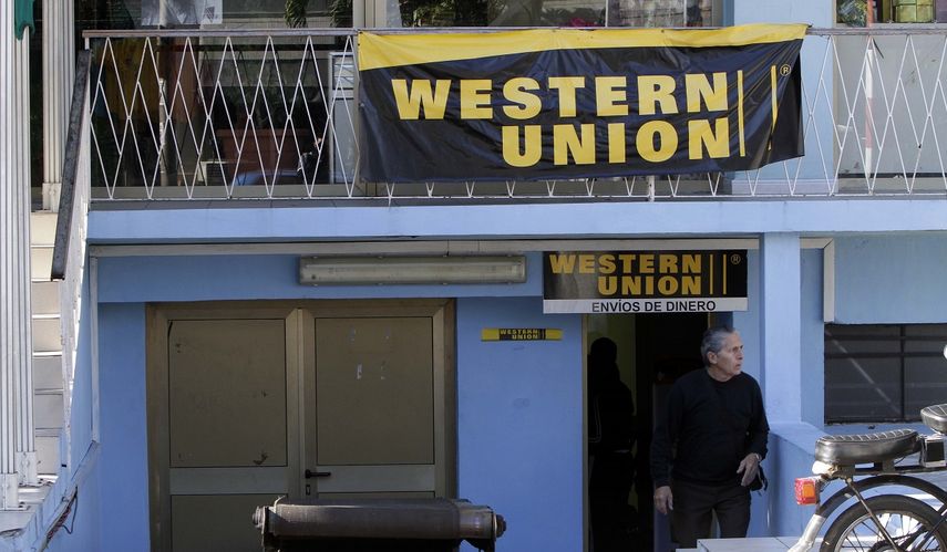 Un hombre sale de una oficina de la Western Union en La Habana, Cuba.