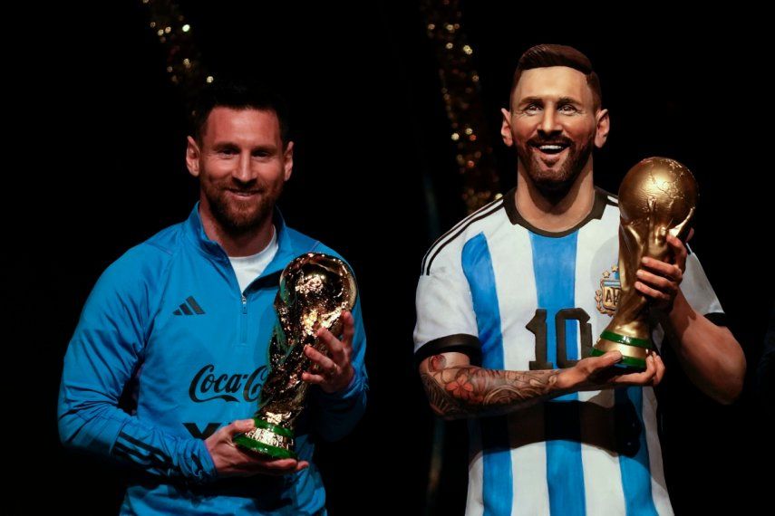 La estrella de Argentina Lionel Messi sostiene una réplica de la Copa del Mundo durante una ceremonia para reconocer a la selección argentina en las instalaciones de la CONMEBOL en Paraguay el lunes 27 de marzo del 2023.&nbsp;