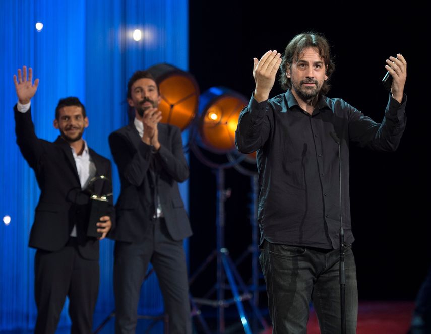 El director al momento de recibir su premio.