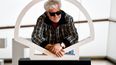 El director español Pedro Almodóvar posa para promocionar la película La habitación de al lado durante el 72º Festival Internacional de Cine de San Sebastián en la ciudad vasca del norte de España, San Sebastián, el 26 de septiembre de 2024.