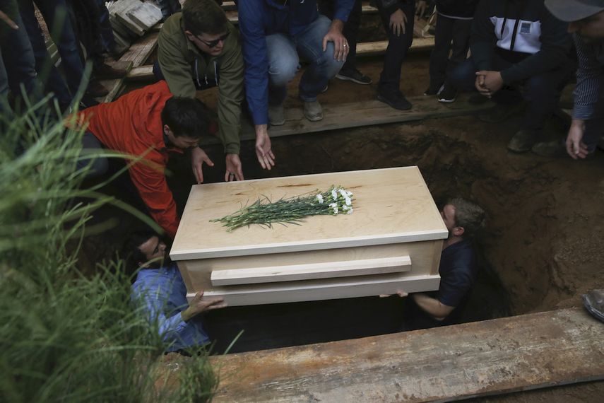 El f&eacute;retro con los restos mortales de Howard Jacob Miller Jr., de 12 a&ntilde;os, recibe sepultura en el cementerio de la Colonia LeBar&oacute;n, M&eacute;xico, el 8 de noviembre de 2019, durante el entierro de Rhonita Miller y de cuatro de sus hijos, asesinados en una emboscada de un c&aacute;rtel del narcotr&aacute;fico.