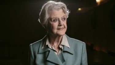 Angela Lansbury posa para un retrato en un día de promoción de Blithe Spirit en Los Ángeles el 16 de diciembre de 2014. Lansbury falleció el 11 de octubre de 2022 en su casa a los 96 años.