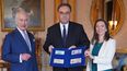 El rey Carlos III reacciona cuando el gobernador del Banco de Inglaterra, Andrew Bailey, y la directora ejecutiva del Banco de Inglaterra, Sarah John, le presentan los primeros billetes con su retrato, en el Palacio de Buckingham en Londres el 9 de abril de 2024. &nbsp;