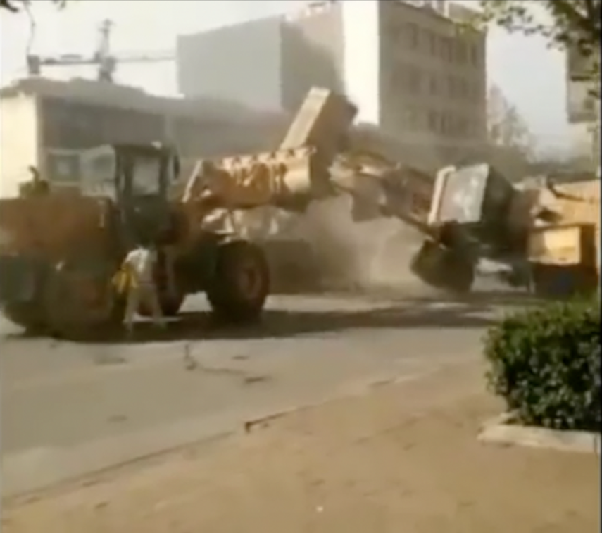  Insólito enfrentamiento entre dos excavadoras, tal cual personajes de película de niños